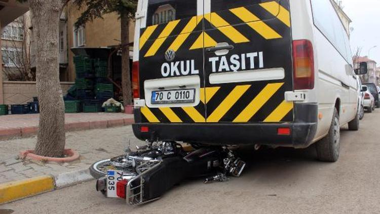 Otomobile çarpmamak için manevra yapan motosiklet sürücüsü minibüse çarptı