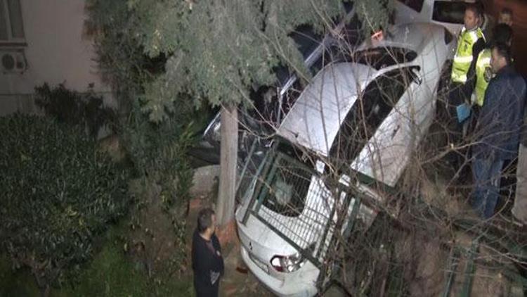 Kaza yapan araç bahçeye düştü