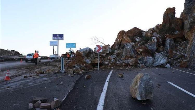 Zonguldak - Ereğli karayolunda heyelan... Yol kapandı