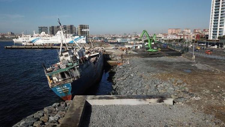 Fırtınayla karaya oturan yük gemisi kaderine terk edildi