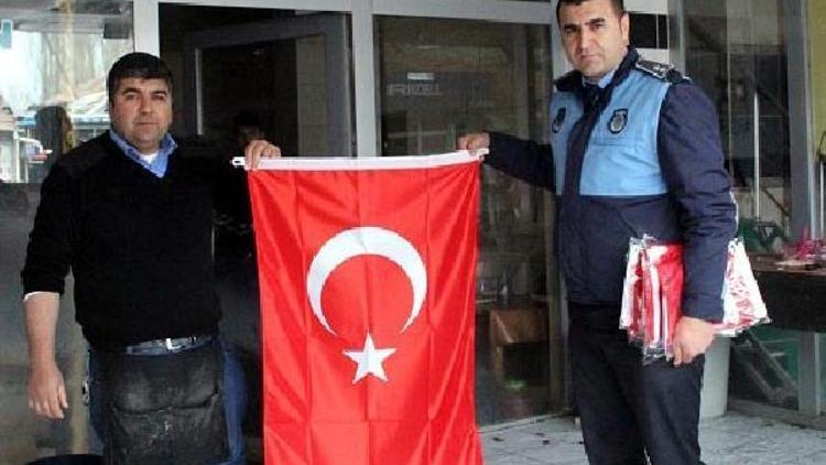 Zeytin Dalı Harekatına destek için esnafa Türk bayrağı dağıtıldı