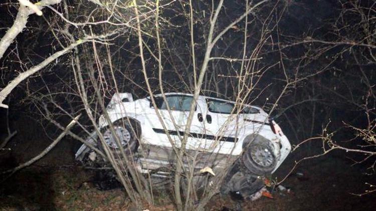 Ormanlık alana yuvarlanan otomobilin sürücüsü yaralandı