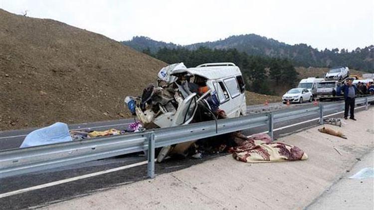 Minibüs kamyonun altına girdi... Aynı aileden 9 kişi hayatını kaybetti