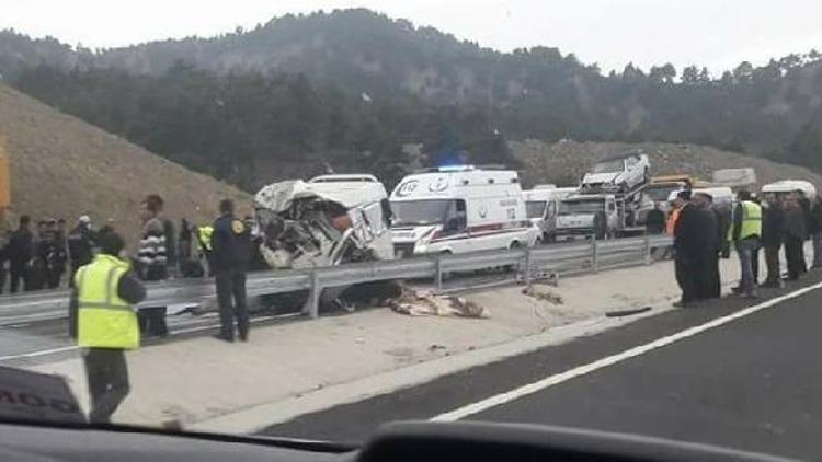 Kahramanmaraşta minibüs, kamyona çarptı: 8 ölü