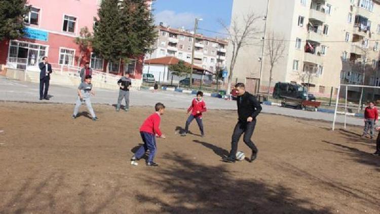 Kırklareli İl Milli Eğitim Müdürü Aşım, öğrencilerle futbol oynadı