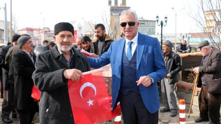 Kangalda 1071 adet Türk bayrağı dağıtıldı