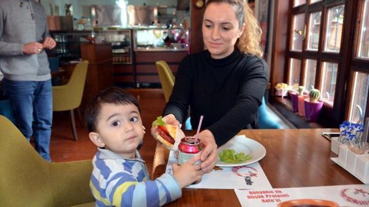 PKU hastası oğlundan etkilendi, bu hastalar için özel yiyecekler üretmeye başladı