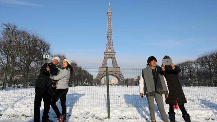 Paris’e kar yağdı, Fransa hasta oldu