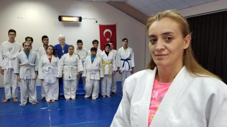 Görme engelliler, judoyla hayata bağlanıyor