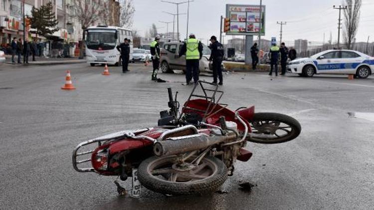 Hafif ticari aracın çarptığı motosiklet sürücüsü öldü