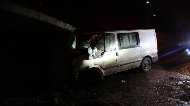 Minibüs istinat duvarına çarptı: 1 yaralı