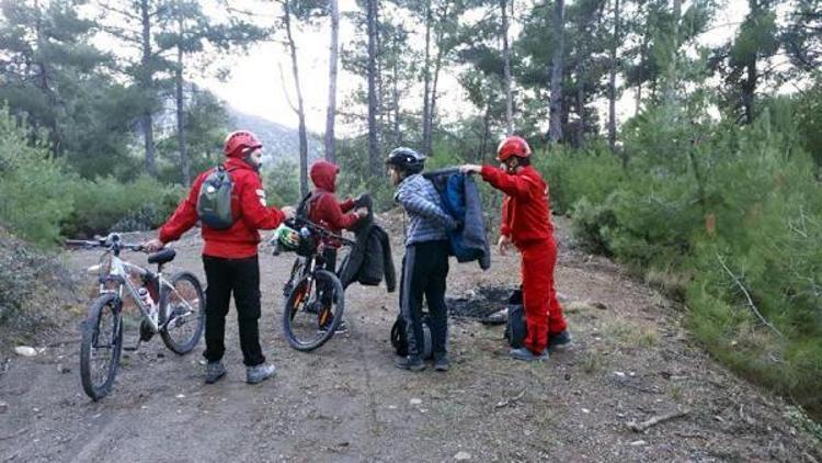 Dağda kaybolan bisikletli 2 çocuğu AKUT buldu