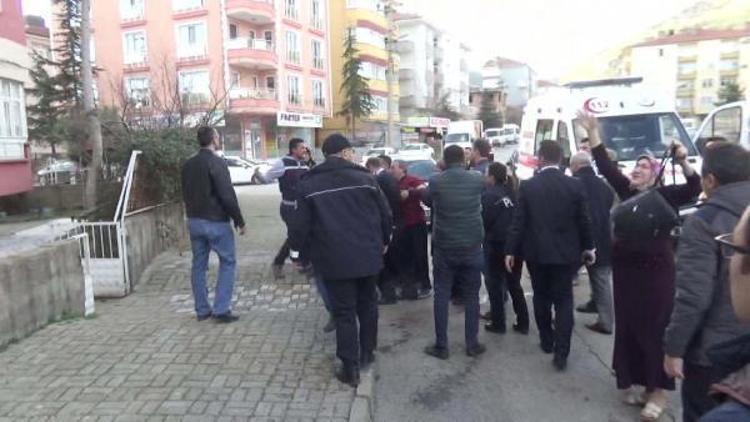 Yüksekovada polis aracı, zırhlı araca çarptı; 1 şehit, 2 yaralı (2)