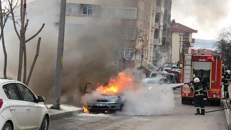 Motoru tutuşan otomobil hurdaya döndü