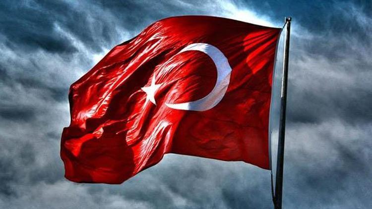 Yine yaptılar: Türk bayrağına çirkin saldırı