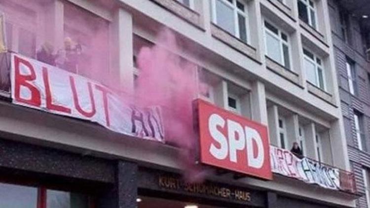 Almanyada PKK yandaşları SPD binasını bastı