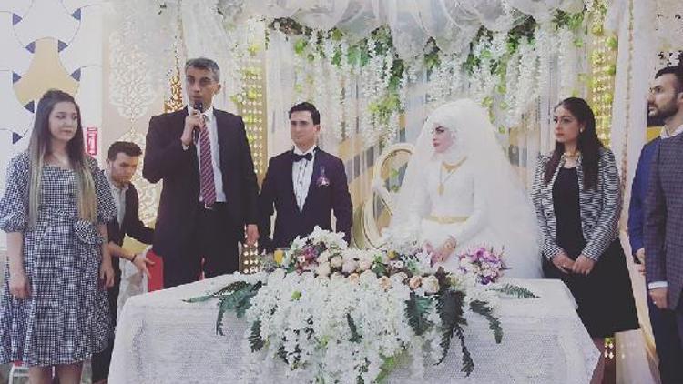 Polis damada kelepçeli nikah