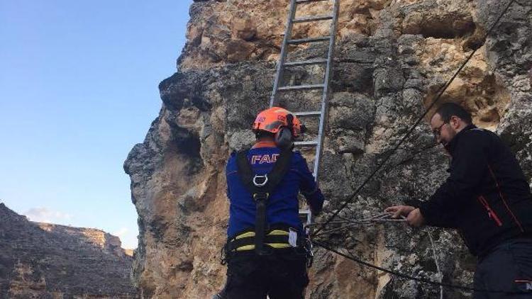 Tırmandığı kayalıkta mahsur kalan genci AFAD ekibi kurtardı