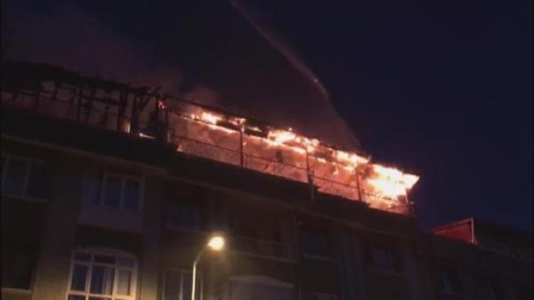 Ankarada 6 katlı bir apartmanın teras katında yangın çıktı