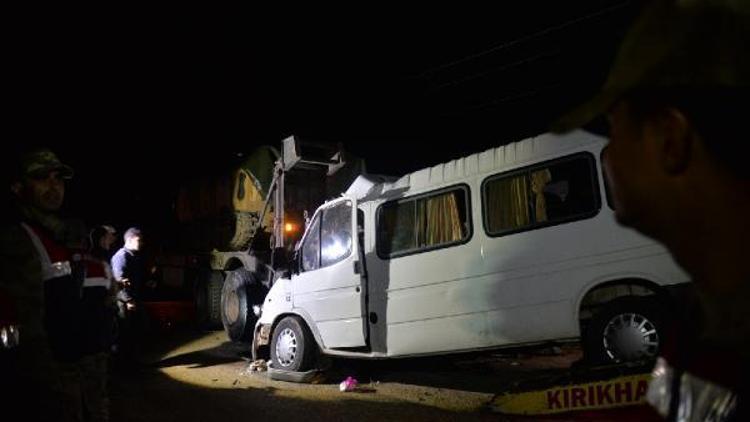 Tarım işçilerini taşıyan minibüs, askeri TIRa çarptı: 3 ölü, 10 yaralı