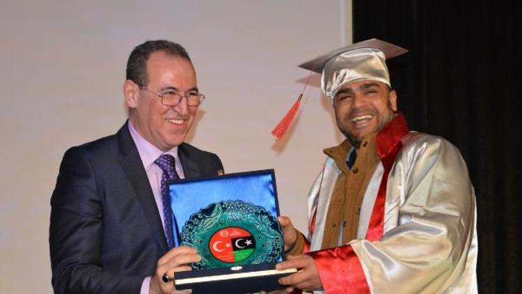 Libyalı öğrencilerin mezuniyet sevinci