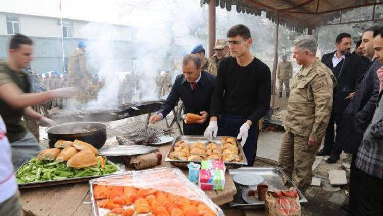 Tunceli Valisi Sonel, Mehmetçik için mangal başına geçti