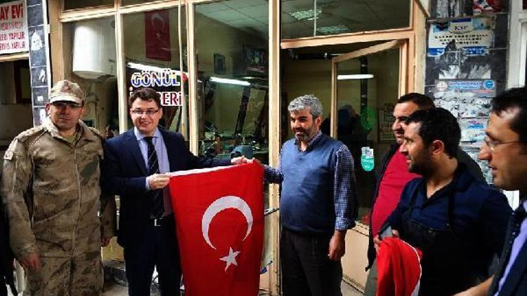 Kaymakam Türk bayrağı dağıttı