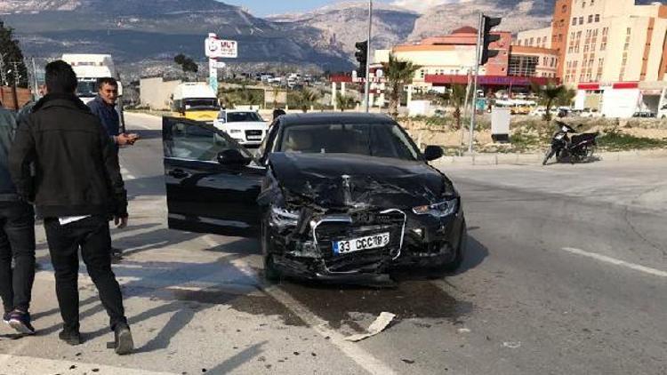 Mut Belediye Başkanı Yılmazın makam aracı kaza yaptı