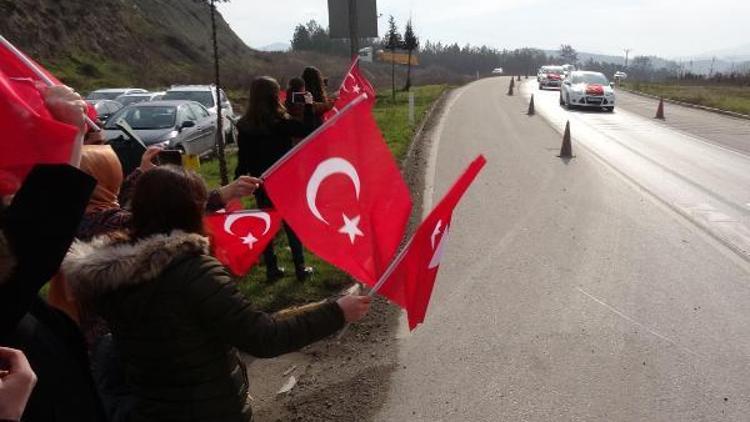 Afrin gazisi uzman çavuş, Türk bayraklarıyla karşılandı