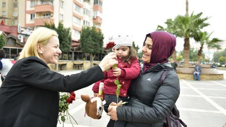 Büyükşehir, Sevgililer Günü’nde Adanalılara kırmızı gül dağıttı