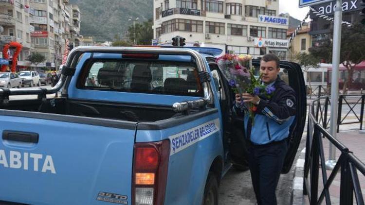 Manisada zabıtadan sokakta çiçek satanlara operasyon