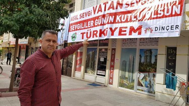 Mehmetçiğe Asıl sevgi vatan sevgisidir pankartıyla destek