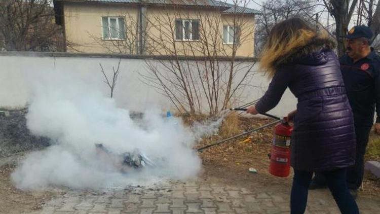 Adilcevazda öğretmenlere yangın eğitimi verilip, tatbikat yaptırıldı