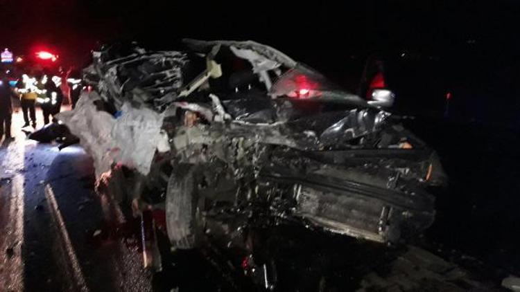 Hafif ticari araç, TIRa arkadan çarptı: 2 ölü