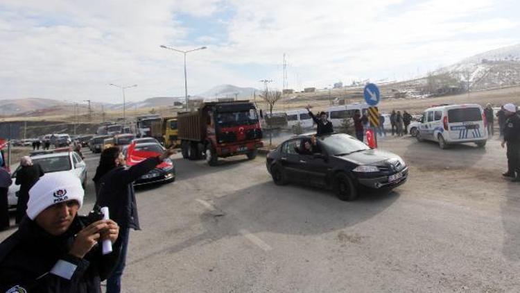 Bayburtlular, Afrin konvoyunu Türk bayrakları ile uğurladı
