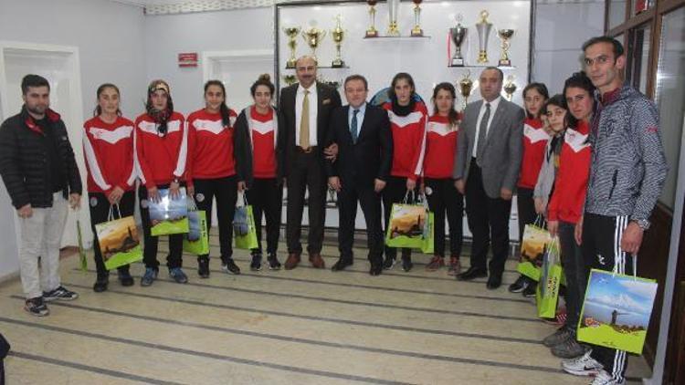 Kadın futbol takımından İl Müdürü Alp’e plaket