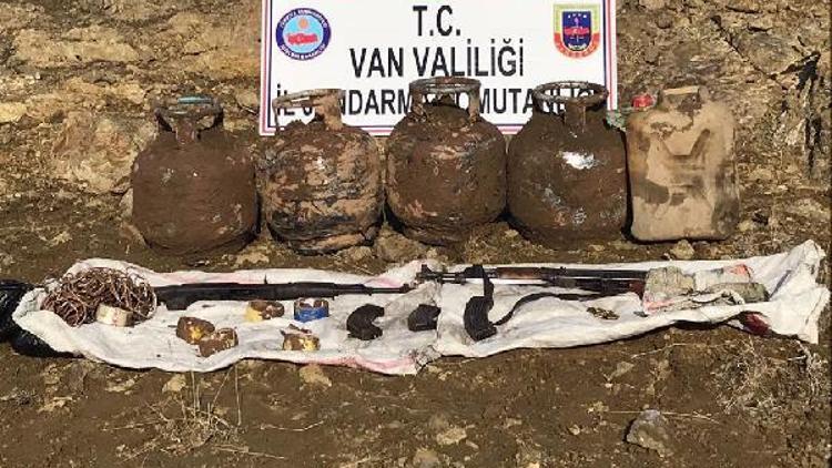 Vanda, PKKya ait silah, mühimmat ve patlayıcı ele geçirildi