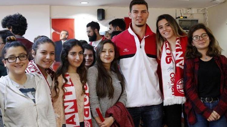 Antalyasporun devlerine öğrencilerden yoğun ilgi