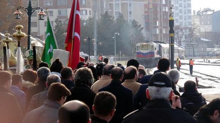 Doğu Ekspresi yolcularına davul- zurna ve mehterli karşılama