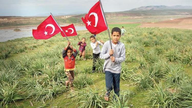 Üzerinden roketler geçen köyün çiçek çocukları