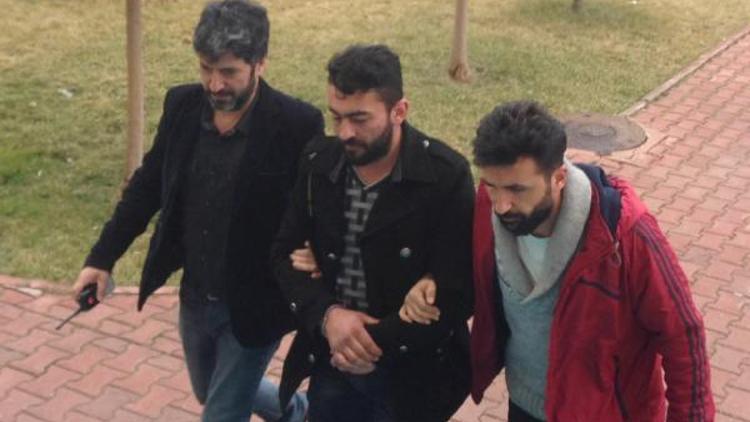 Borçlu olduğu kardeşlerden birini tabancayla vurdu, diğerini 17 yerinden bıçakladı