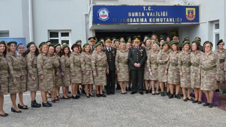 Asker kıyafetli kadın korosundan Mehmetçiğe marşlı destek