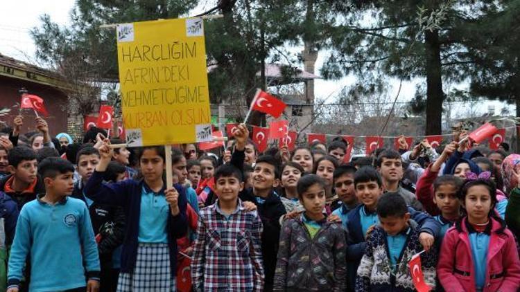Öğrenciler harçlıklarını Mehmetçike bağışladı