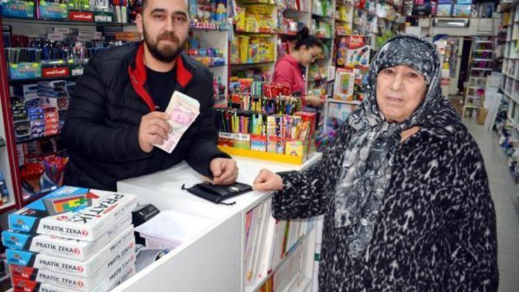 İş yerinin önünde bulduğu para dolu cüzdanı sahibine teslim etti