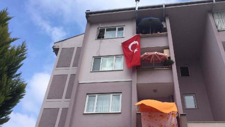 Şehit Pilot Yüzbaşı Balın babaevi Türk bayrakları ile donatıldı