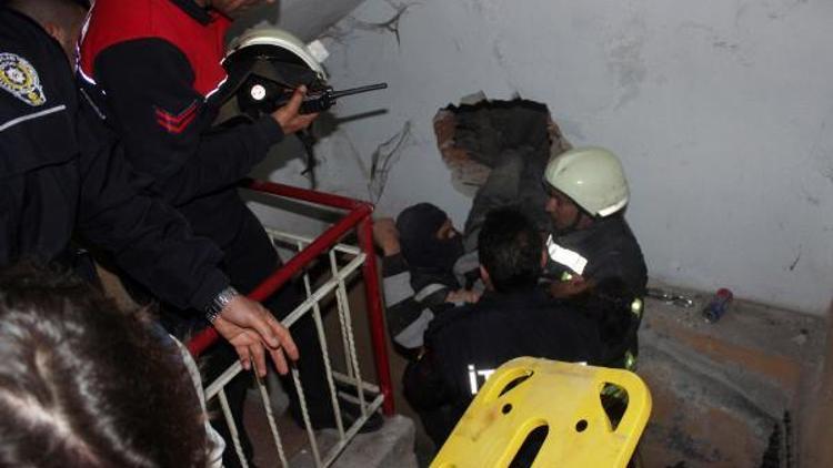 Havalandırma boşluğundan eve girmeye çalışan Iraklı genç 12 metreden yere çakıldı
