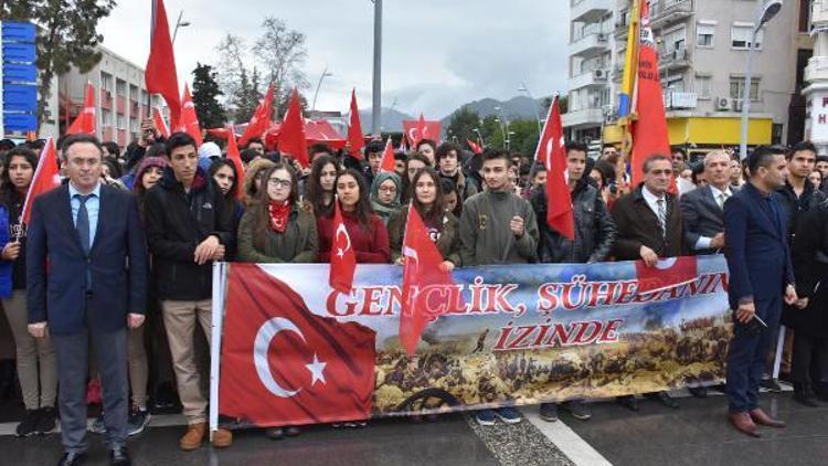 Marmariste 4 bin öğrenci ve öğretmen Mehmetçiğe destek için yürüdü
