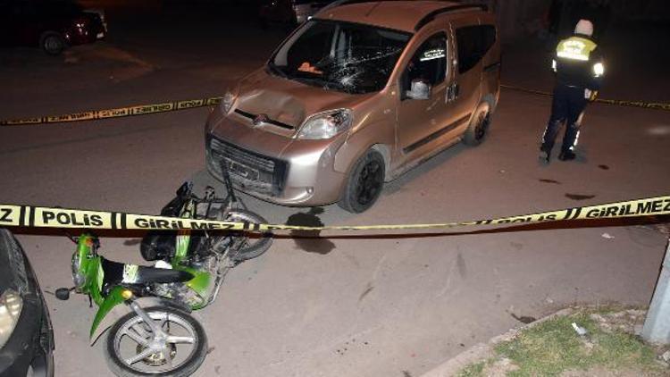 Hafif ticari araç 4 kişinin bindiği motosiklete çarptı: 1i ağır, 4 yaralı