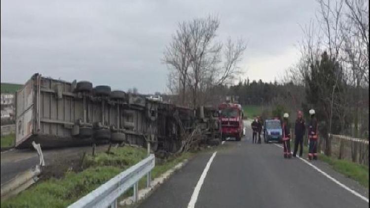 (yeniden) D-100de kaza: TIR devrildi, tanker refüje çıktı