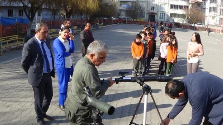 Iğdırlı öğrenciler, doğayı teleskopla tanıyor